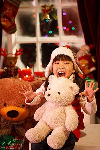 小女孩圣诞节抱着玩具熊
