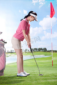 运动鞋展示摄影照片_东方女人打高尔夫球