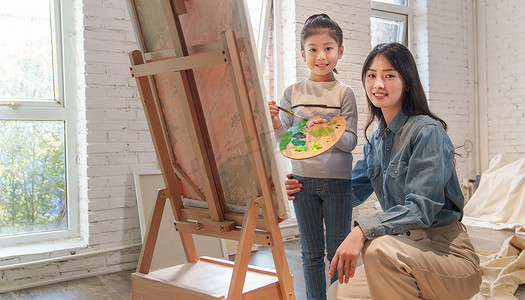 学生画画摄影照片_家教老师辅导小学生学习绘画