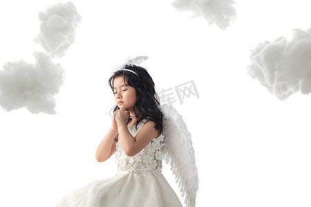 女孩双手摄影照片_快乐的小天使做祈祷