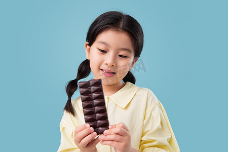 吃巧克力的小女孩