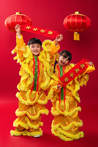 舞狮春节图片摄影照片_欢乐的男孩女孩舞狮庆祝新年