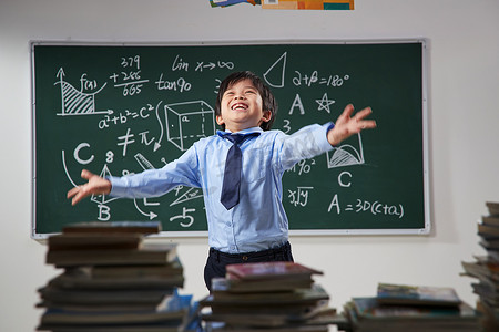 学校放假摄影照片_教室里兴奋的小学生