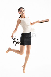 奔跑中的图片摄影照片_兴奋跳跃的商务女青年