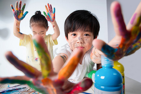 手上涂满颜料的小学生