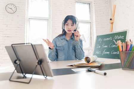 在线课摄影照片_青年女人在线直播教育