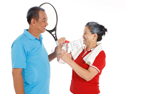 纯净水摄影照片_老年夫妇打网球
