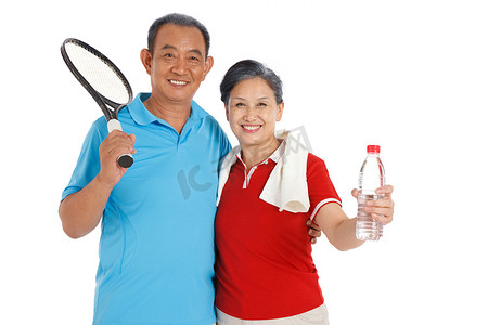 老年夫妇打网球