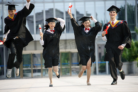 毕业纪念摄影照片_四个身穿学士服的大学生