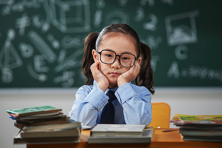 戴眼镜的小学女生