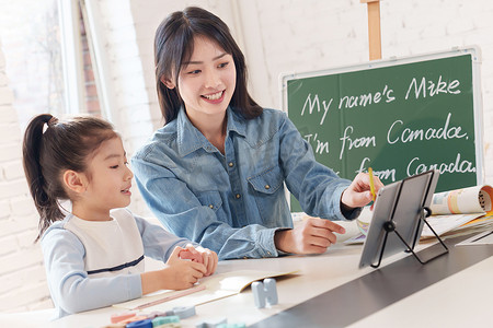 英语教育培训班摄影照片_家教老师辅导小学生学习英语