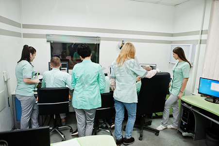 断层扫描仪摄影照片_医学主题，带有计算机断层扫描仪的观察室。一组医生在医院诊断中心的医务室集合.
