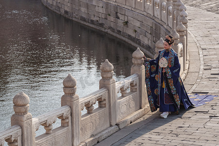 古风桥摄影照片_站在护城河边的古装美女