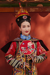 清朝古装摄影照片_身穿清宫服的青年女人