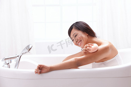 一个年轻女人坐在浴缸中