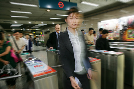商务行走摄影照片_上海地铁检票口中外商务人士和很多市民一起行走