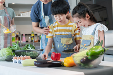 年轻父母教孩子学做饭