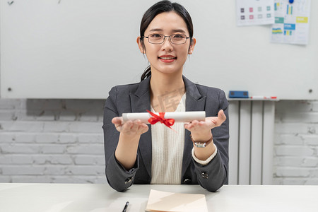 免年喜报摄影照片_商务女士拿着喜报