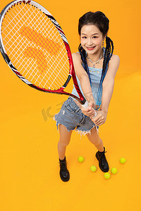 个性年轻女孩打网球