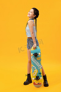 女孩抱着摄影照片_个性年轻女孩抱着滑板