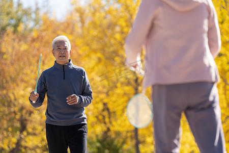 户外的老年夫妇打羽毛球