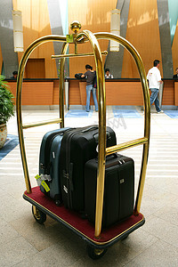 行李车摄影照片_行李车，以酒店前台为背景