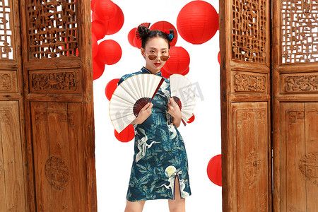 春节扇子扇子摄影照片_拿着扇子的漂亮女人
