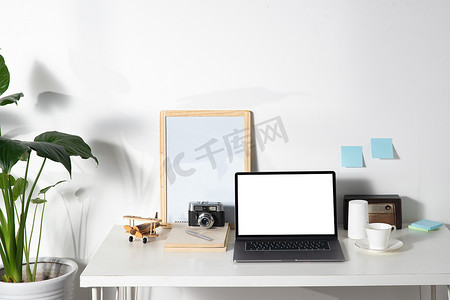 居室背景摄影照片_居家办公桌上的笔记本电脑