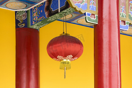 红色灯笼，印有中文字母。它给祈祷带来了好运与和平。那是在中国农历新年的晚上，在一座寺庙里.