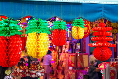 新年农历新年传统习俗摄影照片_户外亚洲春天农历新年装饰品.许多相信传统习俗的人认为红色是吉祥吉祥的.