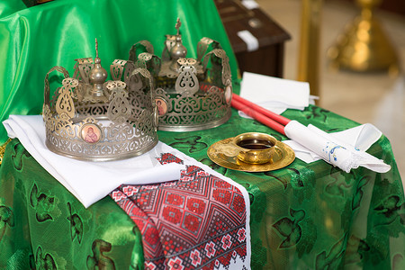 在基督教东正教教堂举行婚礼的王冠