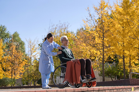 护士照看坐在轮椅上的老年人