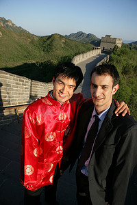 红色长城摄影照片_中国传统人士与外国商务人士在长城上站立