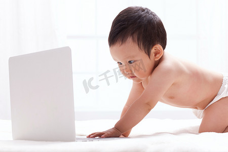 婴儿看笔记本电脑