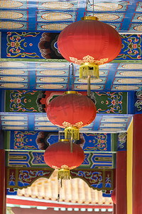 红色灯笼，印有中文字母。它给祈祷带来了好运与和平。那是在中国农历新年的晚上，在一座寺庙里.