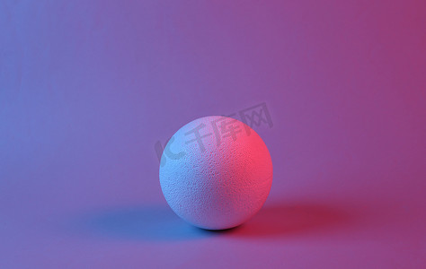 红蓝公众号摄影照片_在红蓝霓虹灯下的球。最低限度主义.