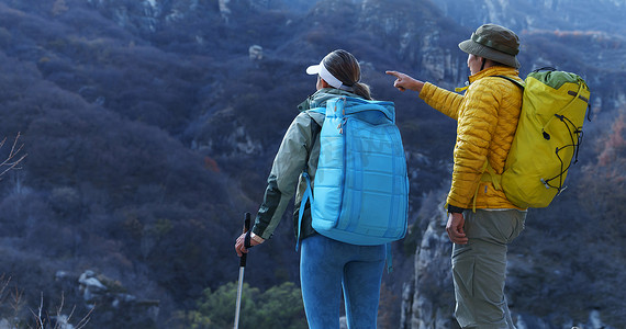 背包客图片摄影照片_青年登山者伴侣站在山顶俯瞰