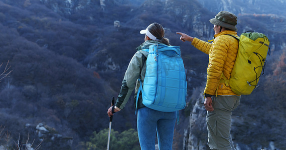 前进图片摄影照片_青年登山者伴侣站在山顶俯瞰