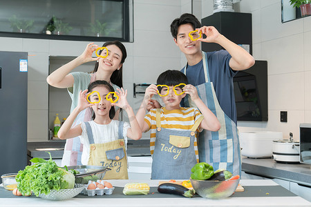 学生做饭摄影照片_年轻父母教孩子学做饭
