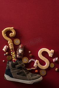 透气童鞋摄影照片_圣尼古拉斯、辛普加拉斯、带有巧克力、坚果、礼物和糖果的童鞋