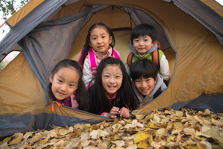 小学生在户外露营