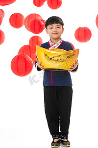 新年灯笼金色摄影照片_可爱的小男孩抱着金元宝