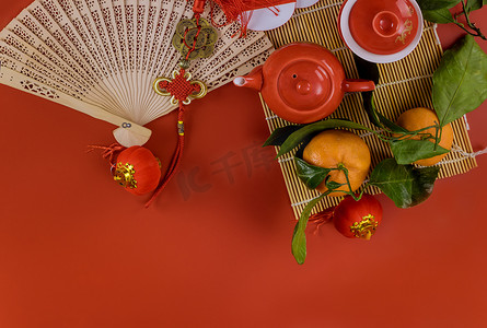中国新年装饰庆祝活动，茶具仪式，在柑橘红色背景
