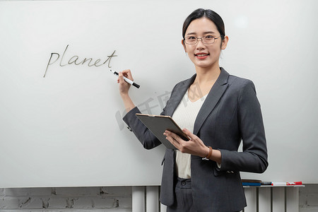 培训班英语摄影照片_教英语的青年女教师