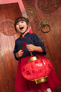 儿童健康元素摄影照片_小女孩手提红灯笼庆祝新年