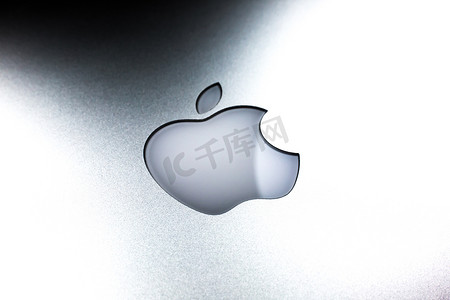 全面屏iPhone摄影照片_LVIV，UKRAINE - 2020年10月8日：苹果在灰色背景上的标志。拍了一张合影。Iphone.