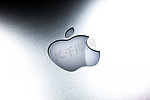 LVIV，UKRAINE - 2020年10月8日：苹果在灰色背景上的标志。拍了一张合影。Iphone.