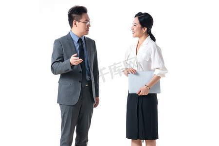中年商务男士与青年商务女士交谈