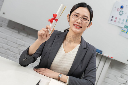 明宸喜报摄影照片_商务女士拿着喜报