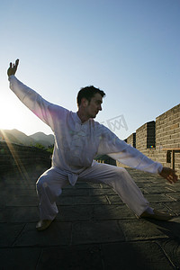 穿中式传统服装的外国人在长城上表演武术